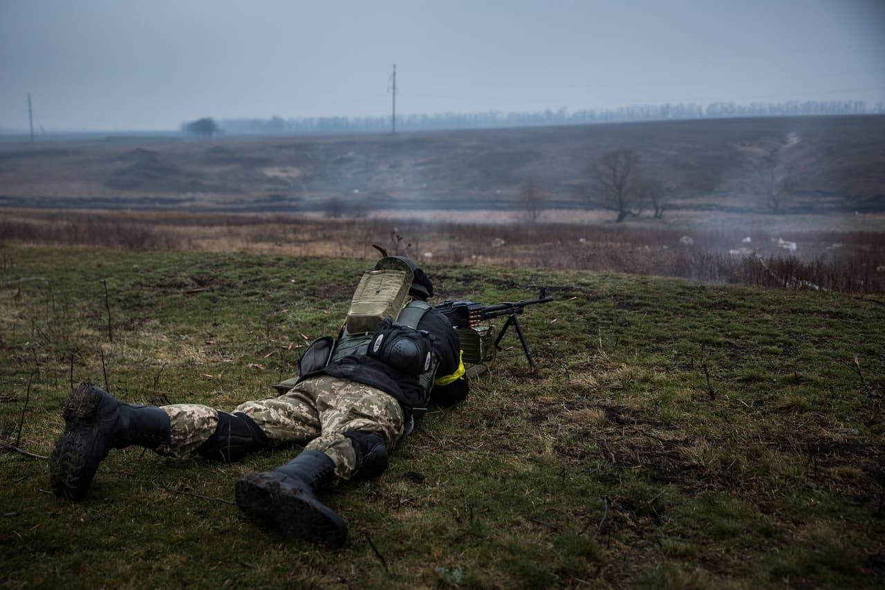 <b>El estallido de la violencia en Donbas (2014)</b>
<br>
<br>En abril de ese año estalló la violencia en Donbas, en la frontera oriental de Ucrania (en la fotografía). Allí Rusia había desplazado más de 40,000 hombres y el conflicto en la región continúa hasta hoy. 
<br>
<br>Fuerzas separatistas apoyadas por Rusia asaltan edificios gubernamentales en ciudades del este de Ucrania y Rusia niega que sus tropas estén en suelo ucraniano. Sin embargo, funcionarios ucranianos insisten en que si hay tropas rusas infiltradas.
<br>
<br>Petro Poroshenko, un político prooccidental, fue elegido presidente y más adelante, en septiembre, representantes de Rusia, Ucrania, Francia y Alemania se reunieron para lograr el acuerdo de Minsk. Fue un pacto para calmar la violencia en el este de Ucrania que pronto se rompió. 
<br>