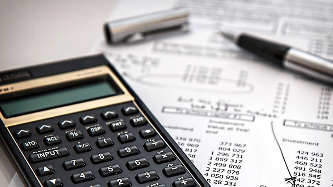 <b>Apoyarse con un proveedor autorizado</b>
<br>La cuarta opción para acelerar tu declaración es pedir ayuda a un preparador de impuestos autorizado en declaración electrónica. 
<br>Los profesionales autorizados por el IRS están calificados para preparar, transmitir y procesar declaraciones presentadas electrónicamente.
<br>
<a href="https://www.irs.gov/e-file-providers/authorized-irs-e-file-provider-locator-service-for-tax-professionals" target="_blank">En este enlace</a> puedes encontrar un profesional autorizado.