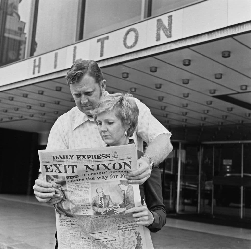 Para David Greenberg, autor del libro 
<i>La sombra de Nixon: la historia de una imagen</i>, las audiencias del 
<b>Watergate</b> fueron "decisivas" y remarca una "diferencia" con el presente: "En 1973 y 1974 un gran número de 
<b>congresistas y senadores republicanos leales a Nixon acabaron admitiendo que estaba involucrado</b> en actividades criminales", indicó.
<br>
