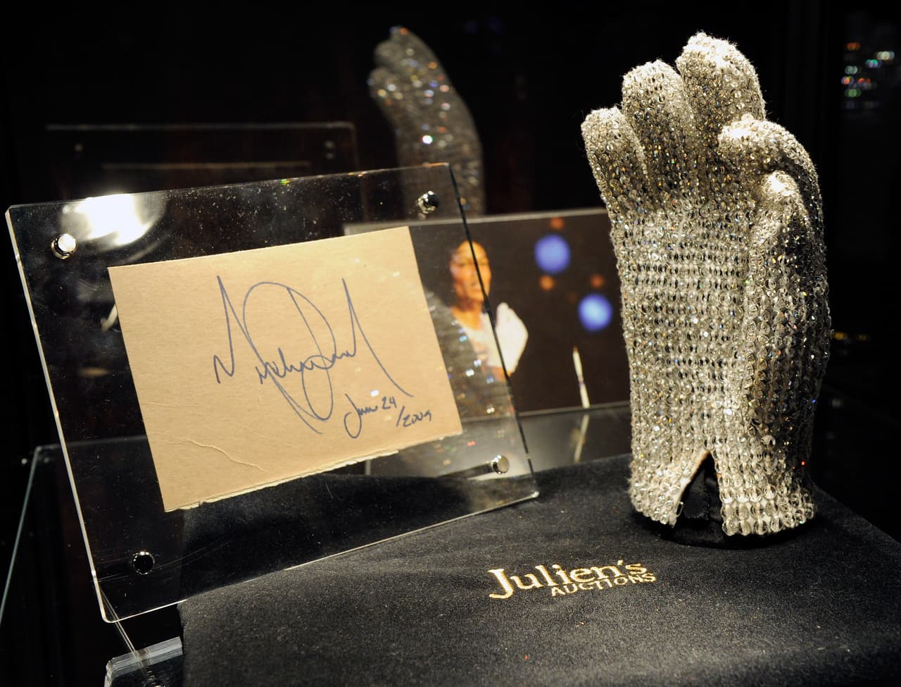 El guante blanco de Michael Jackson es tan popular que recientemente fue vendido por casi 65 mil dólares por la casa de subastas Nate D. Sanders.