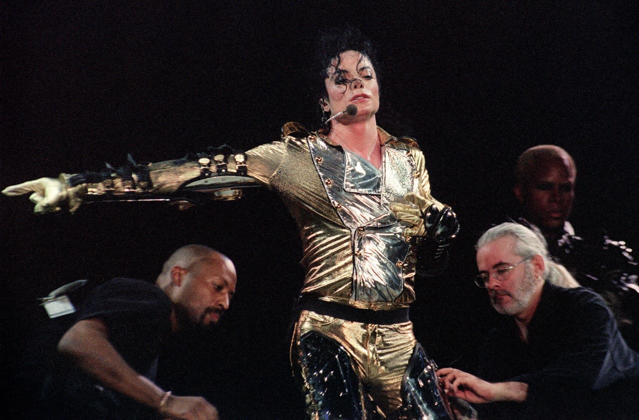 Jackson utilizó este accesorio por primera vez en su inimitable baile de Moonwalk en 1983, cantando 'Billie Jean' en el 25 aniversario de la compañía Motown.