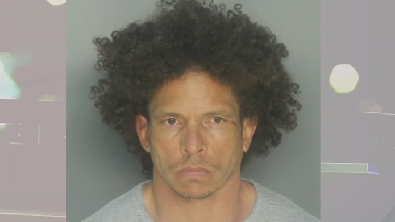 El hombre 
<a href="https://www.univision.com/local/miami-wltv/denunciando-un-asalto-asi-fue-como-aliex-santiesteban-intento-desviar-la-atencion-de-las-autoridades-video">fingió haber sido víctima de un asalto para justificar la herida y denunció el supuesto robo en la policía de Miami Beach</a>, el mismo día cuando el niño fue violado.