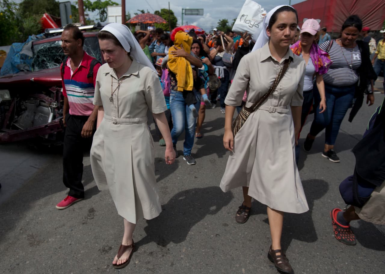 Dos religiosas acompañan a la caravana de migrantes en su paso por Guatemala. La administración Trump y los gobiernos de América Central se han reunido varias veces en los últimos meses para discutir planes para acabar con la migración indocumentada, pero aparentemente no han tenido éxito.