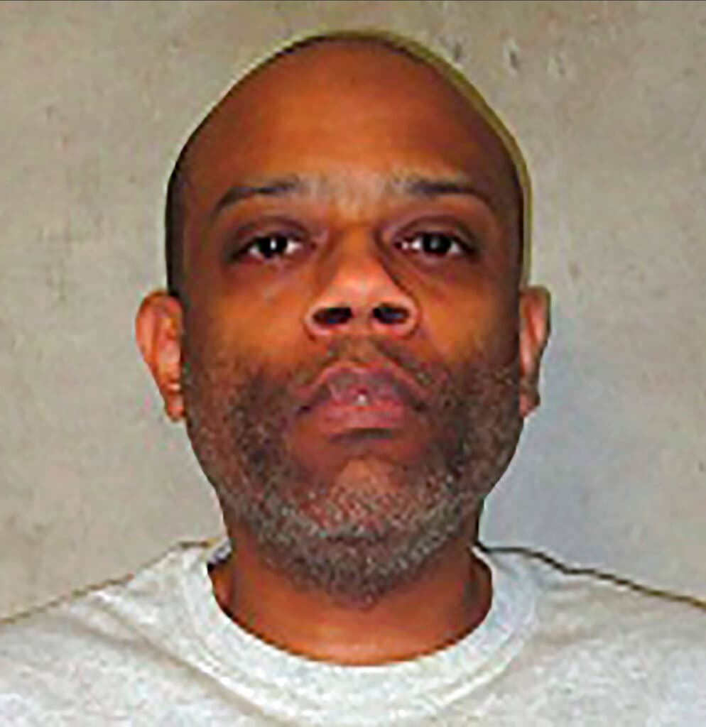 <h2 class="cms-H2-H2">Donald Anthony Grant</h2>
<br>
<b>Fecha de ejecución:</b> 27 enero 2022
<br>
<b>Lugar de ejecución: </b>Oklahoma
<br>
<br>Fue condenado a muerte por el brutal asesinato de dos trabajadores de un hotel durante un robo en 2001.Se convirtió en la 
<a href="https://www.univision.com/noticias/sucesos/primer-ejecutado-eeuu-2022-condenado-doble-asesinato-oklahoma-donald-anthony-grant">primera persona ejecutada en Estados Unidos en 2022</a>, y la tercera en Oklahoma desde que el estado reanudó las inyecciones letales en octubre tras un paréntesis de casi siete años.
<br>
<br>Antes de morir, mostró arrepentimiento por sus delitos y pidió clemencia alegando daños cerebrales.