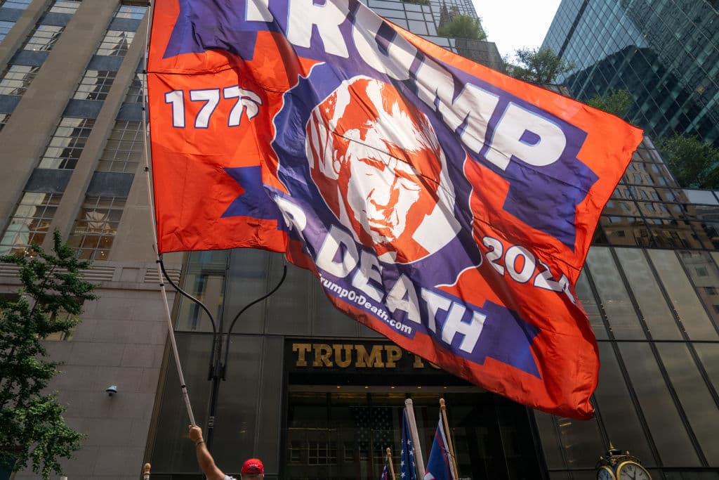 "Trump o muerte" leía esta enorme bandera que uno de los seguidores del político y empresario mantuvo mostrando este domingo en la mañana 
<b><a href="https://www.univision.com/local/philadelphia-wuvp/noticias/politica/portero-callo-historia-sobre-supuesto-hijo-ilegitimo-trump" target="_blank">frente al Trump Tower, o la torre Trump</a></b>. Aunque tiene una residencia en ese edificio, el expresidente no se encontraba ahí para ver la demostración.