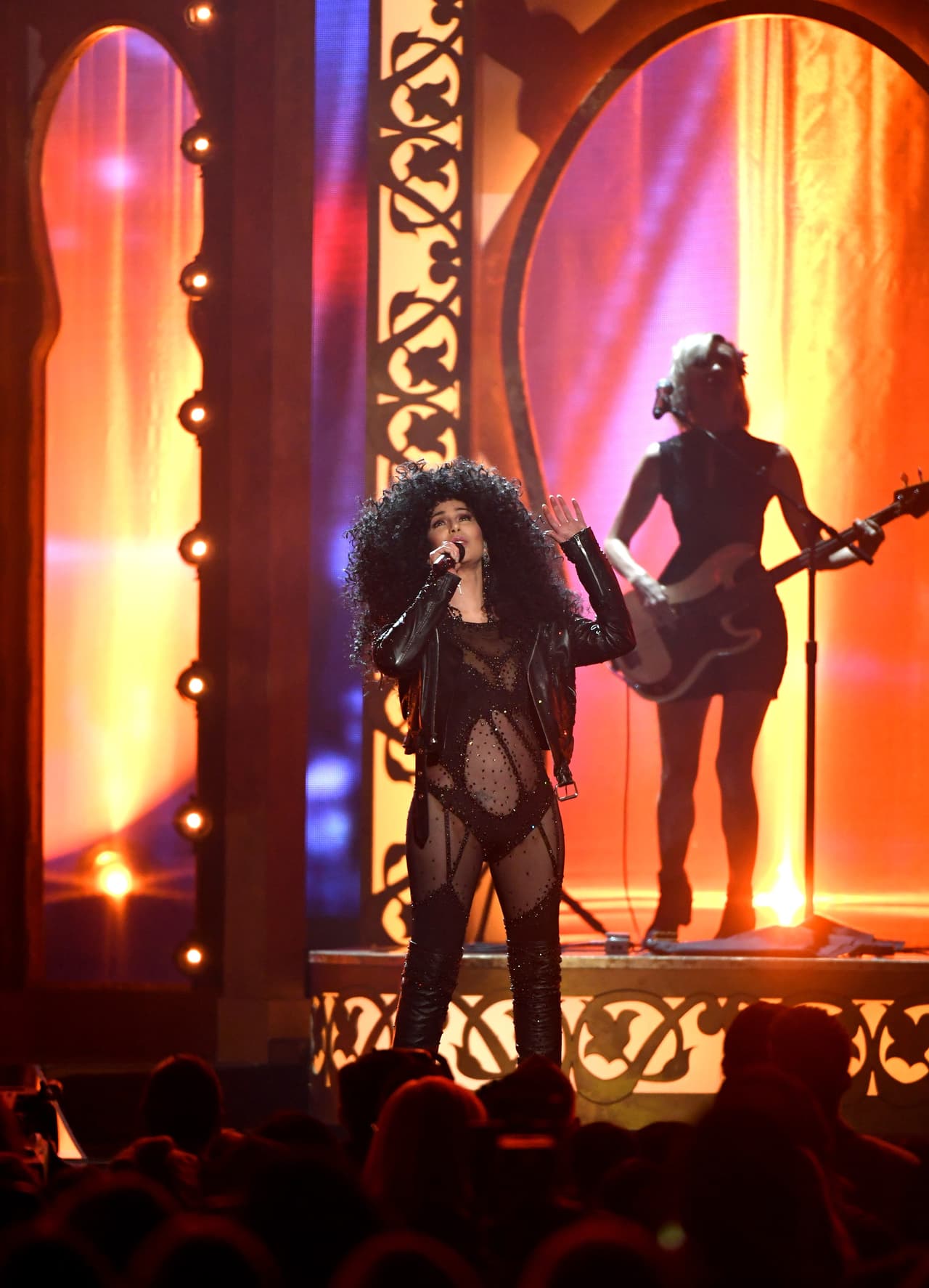 En honor a la década de los ochenta, la cantante interpretó 
<b>'<a href="https://www.youtube.com/watch?v=BsKbwR7WXN4">If I Could Turn Back Time' </a></b>vestida con un traje de red negro, chaqueta de cuero, botas negras por arriba de la rodilla y una aparatosa peluca rizada.