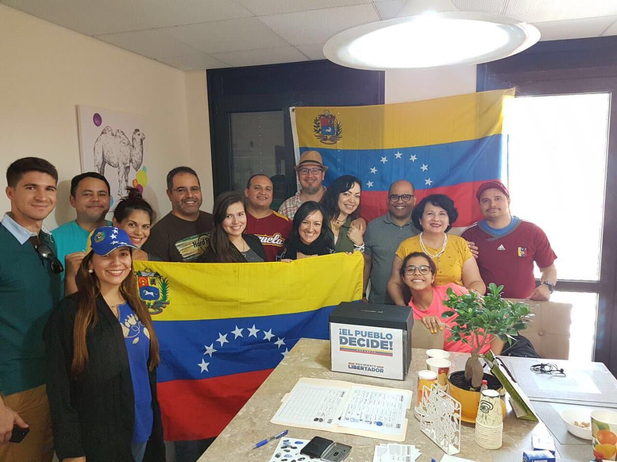 "Con mucha alegría venezolanos cierran puntos en Omán, Bahrein y Arabia Saudita. ¡Ellos deciden por Venezuela! 
<a href="https://twitter.com/hashtag/16j?src=hash">#<b>16j</b></a>", tuiteó la exdiputada María Corina Machado, que fue destituida de su cargo en 2014 por el entonces presidente de la Asamblea Nacional, Diosdado Cabello, tras participar en una reunión de la Organización de Estados Americanos (OEA) para denunciar la situación que vive el país.