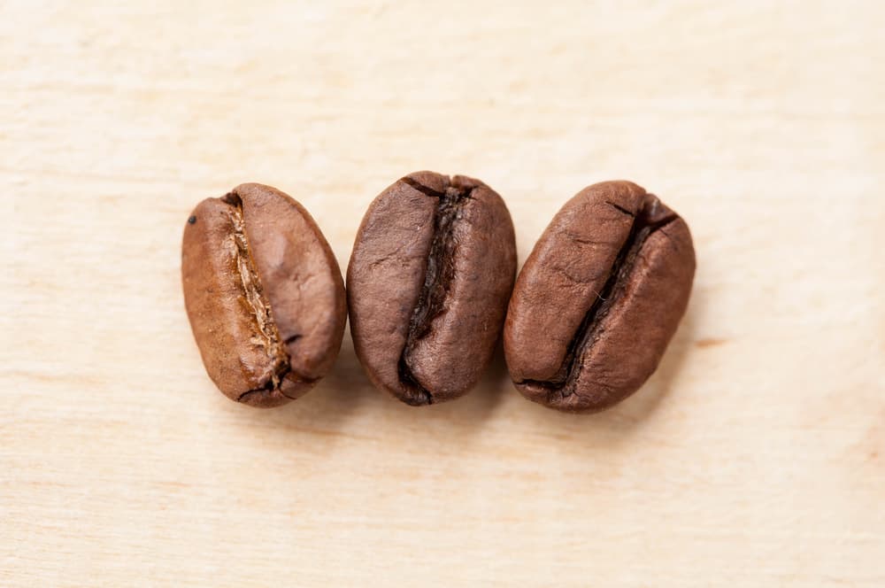 <b>Tres granos de café</b>
<br>Otra tercia de ingredientes purificadores. El café pone en circulación la energía nuevamente, haciendo que fluya y no se quede estancada.