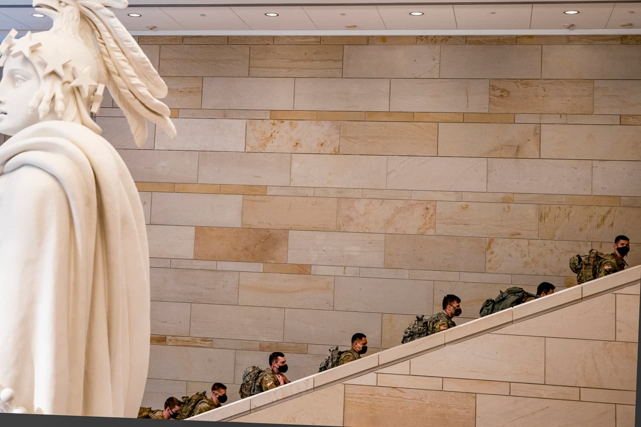 Personal militar en el Capitolio, horas antes del discurso del presidente 
<a href="https://www.univision.com/temas/joe-biden">Joe Biden</a>, previsto para la noche del miércoles. El gobierno de la capital estadounidense pidió ayuda para gestionar las posibles protestas que puedan surgir en respuesta al discurso de Biden.