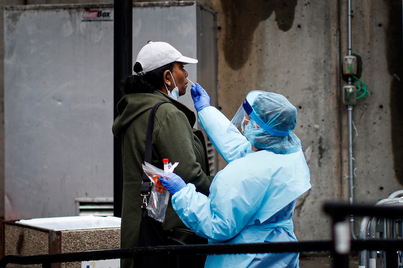 Paciente con sintomas del coronavirus es revisado en las afueras del Centro Hospitalario de Brooklyn. Los síntomas de la enfermedad mortal se pueden presentar como dolores de estómago, diarrea, dolores de cabeza y altas temperaturas.