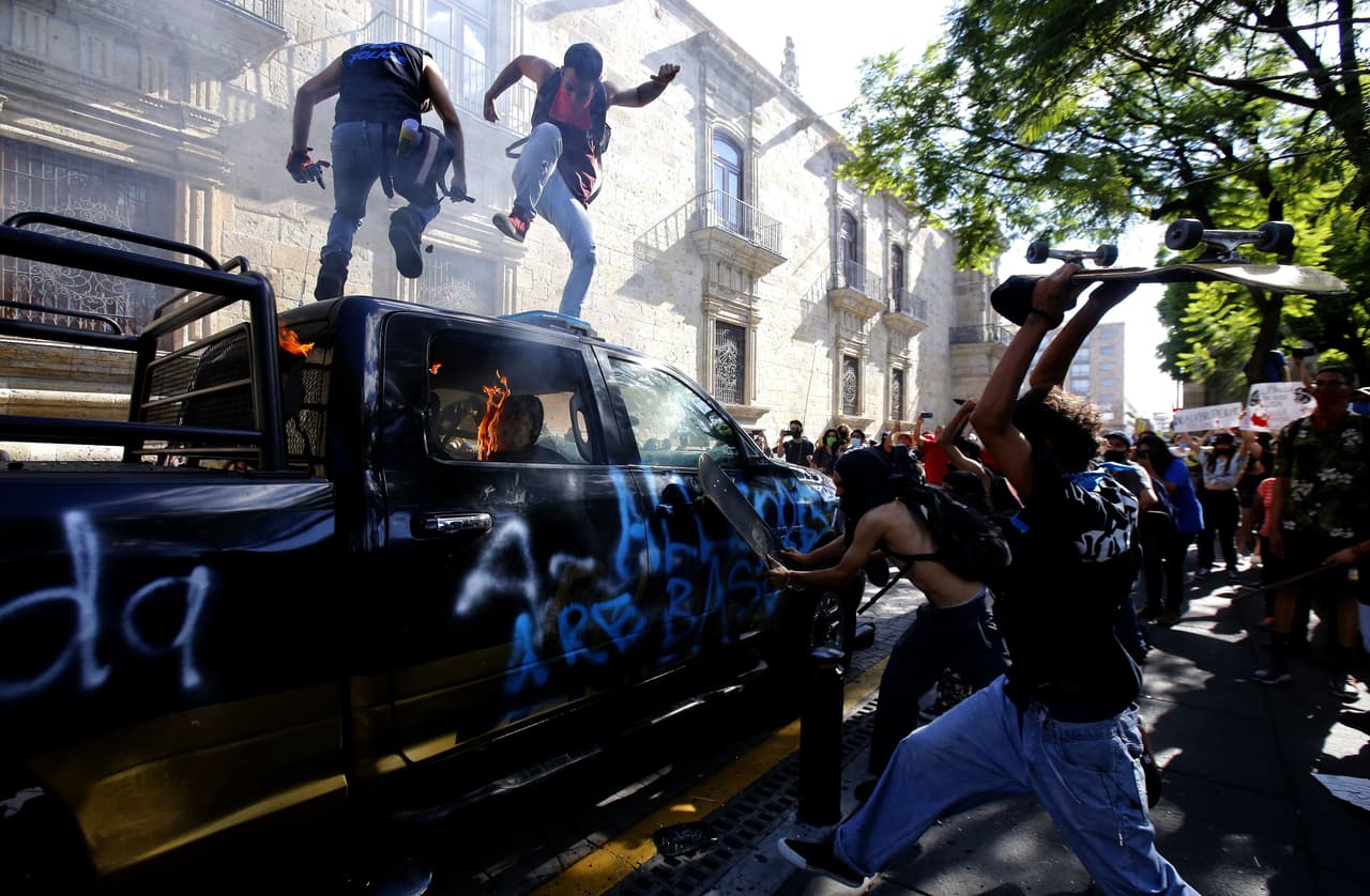 Los manifestantes mantuvieron el asedio a la sede de gobierno en Guadalajara cerca de dos horas. El gobernador del estado, Enrique Alfaro, condenó las protestas violentas pero dijo que 
<b>se estaba investigando a fondo la muerte de Giovanni López</b> y que los culpables serán castigados "con todo el peso de la ley".