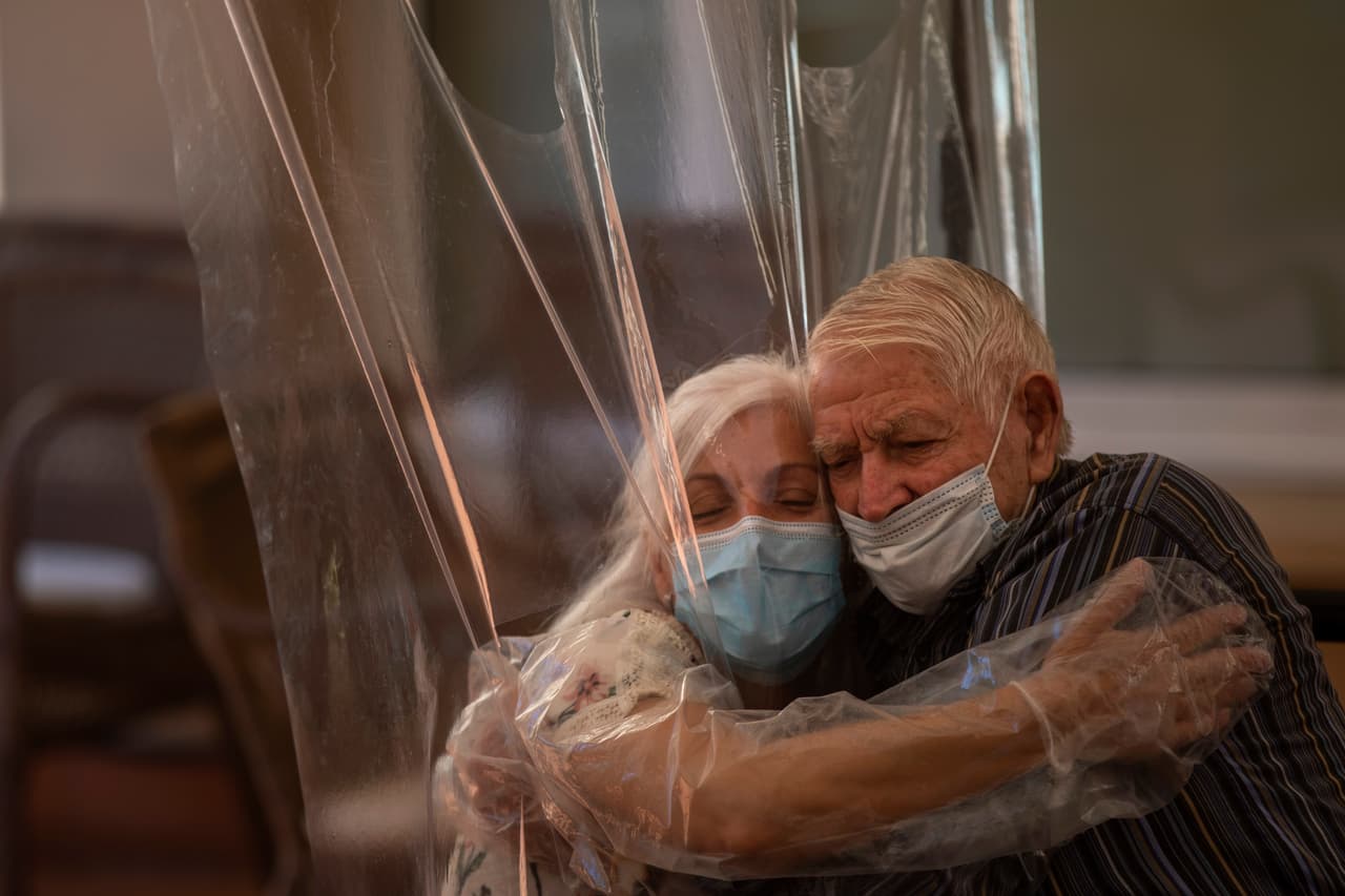 Dolores Reyes Fernández, de 61 años, abraza a su padre José Reyes Lozano, de 87 años, por primera vez en casi cuatro meses. No pueden evitar emocionarse en esta reanudación de las visitas del asilo en Barcelona.