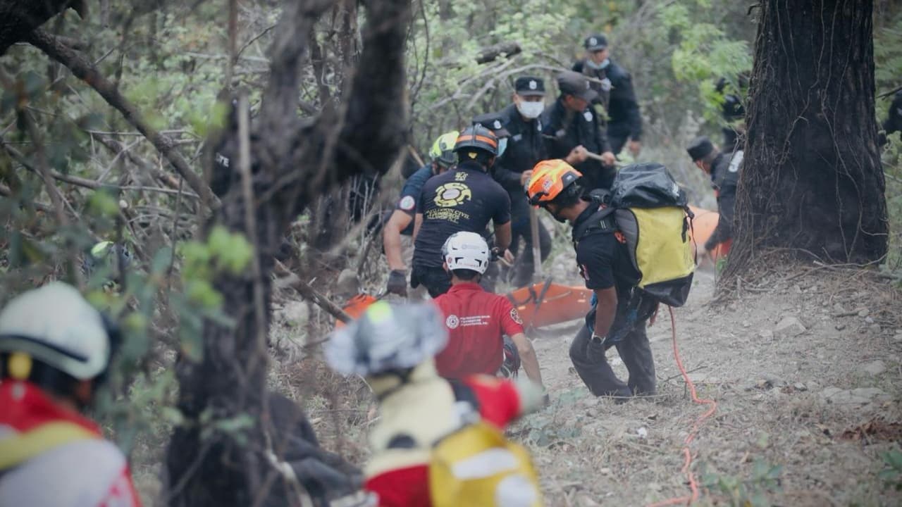 Familiares de las víctimas 
<b>han comenzado a llegar a Monterrey para reconocer los cuerpos y acompañar a los sobrevivientes</b>. La tragedia ha conmocionado a la comunidad froteriza de Nuevo Laredo, de donde la familia era originaria. También, ha puesto en discusión la seguridad en las carreteras de montaña de la región.