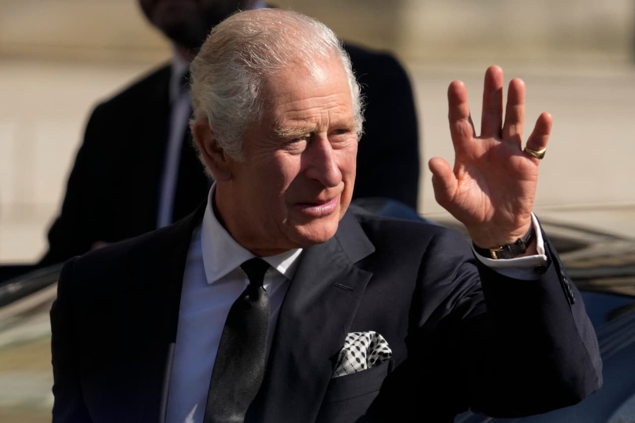 'Dedos de salchicha': por qué el rey Carlos III presenta hinchazón y enrojecimiento en las manos