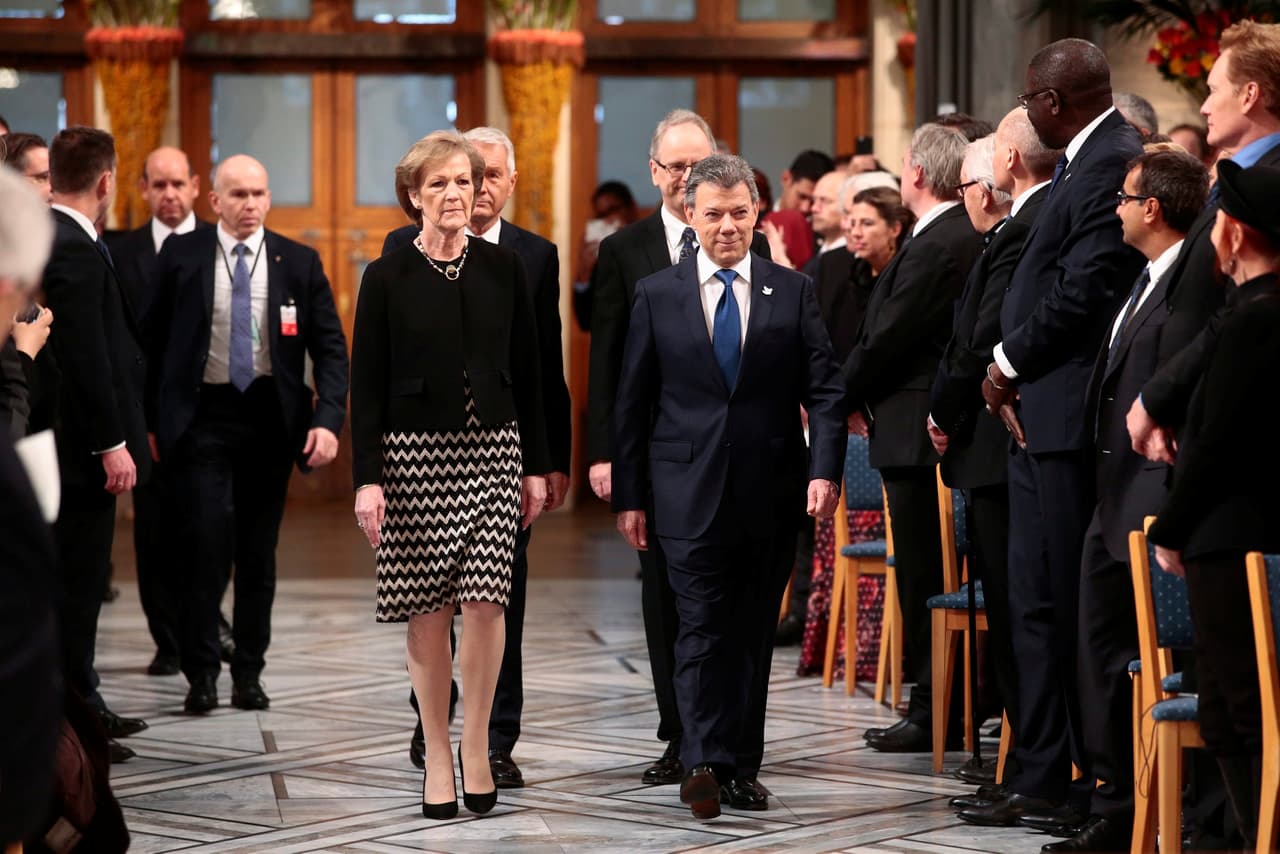 El presidente de Colombia, Juan Manuel Santos, arriba a la sala con el comité del premio Nobel de la Paz, en Oslo, Noruega.