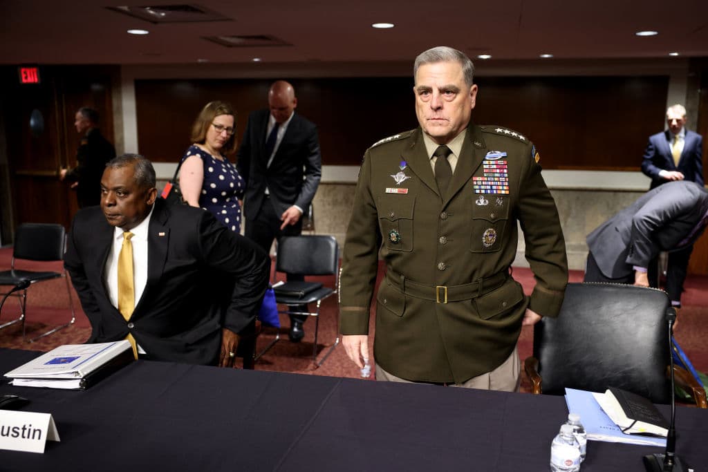 El secretario de Defensa de Estados Unidos, Lloyd Austin (izq.), y el jefe del Estado Mayor Conjunto, el general Mark Milley (der.), llegan a una audiencia con el Comité de Servicios Armados del Senado en el Capitolio el 10 de junio de 2021 en Washington, DC.