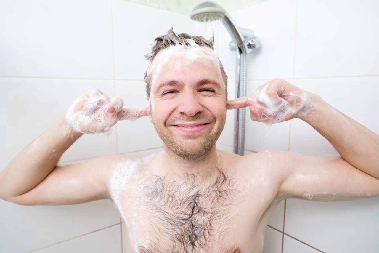 12. Reduce el tiempo de tu ducha en un par de minutos y orina en la ducha cada vez que puedas. Dependiendo del orinal, cada vez que jalas la cadena, se requieren 6 litros de agua.