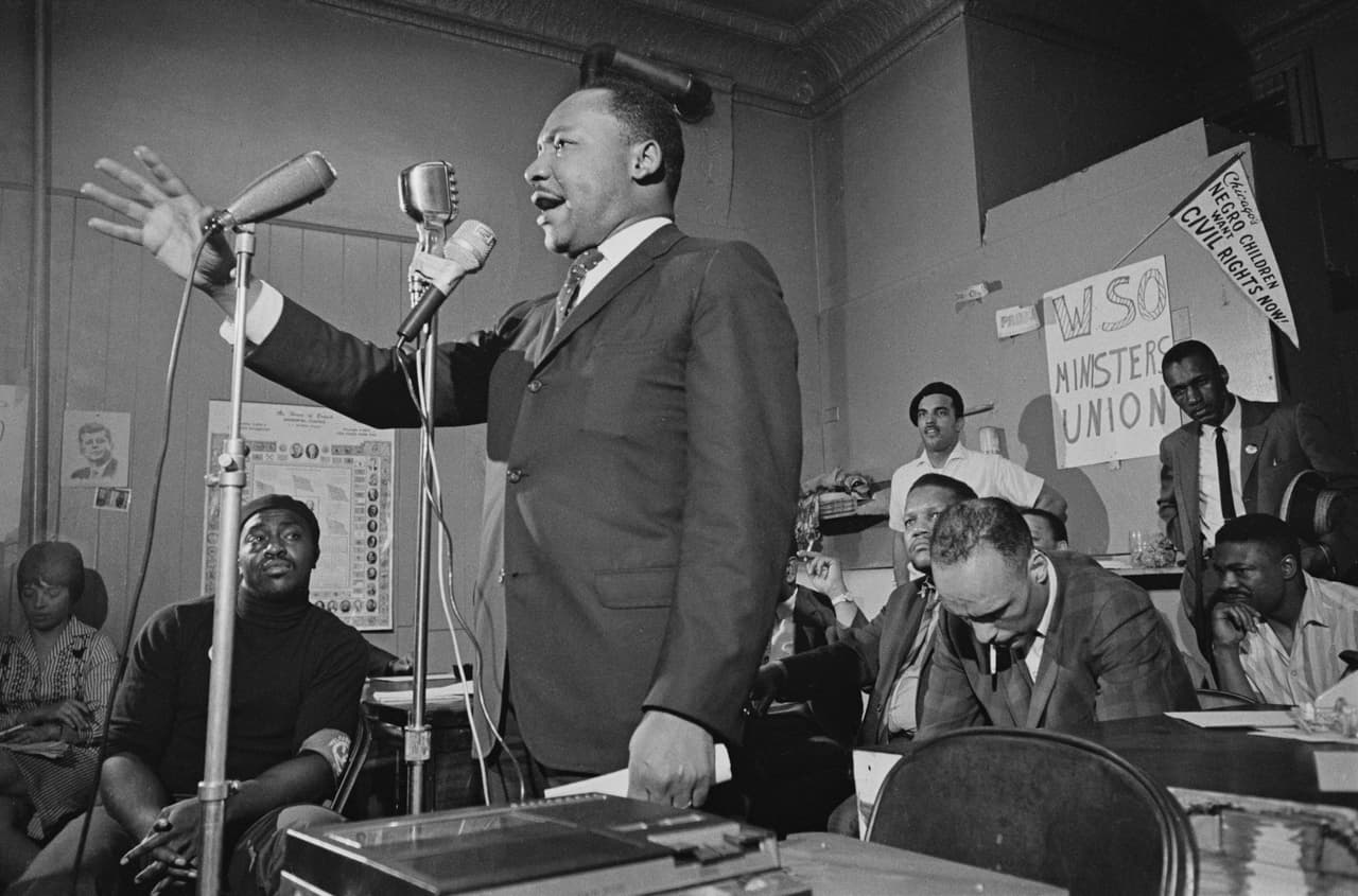 En 1955 se convirtió en el portavoz del boicot de autobuses de Montgomery, que fue una campaña de la población afroamericana de Montgomery, Alabama, para forzar la integración de las líneas de autobuses de la ciudad. Después de 381 días de participación casi universal de los ciudadanos de la comunidad afroamericana, muchos de los cuales tuvieron que caminar millas para trabajar cada día como resultado, la Corte Suprema de los Estados Unidos dictaminó que la segregación racial en el transporte era inconstitucional.