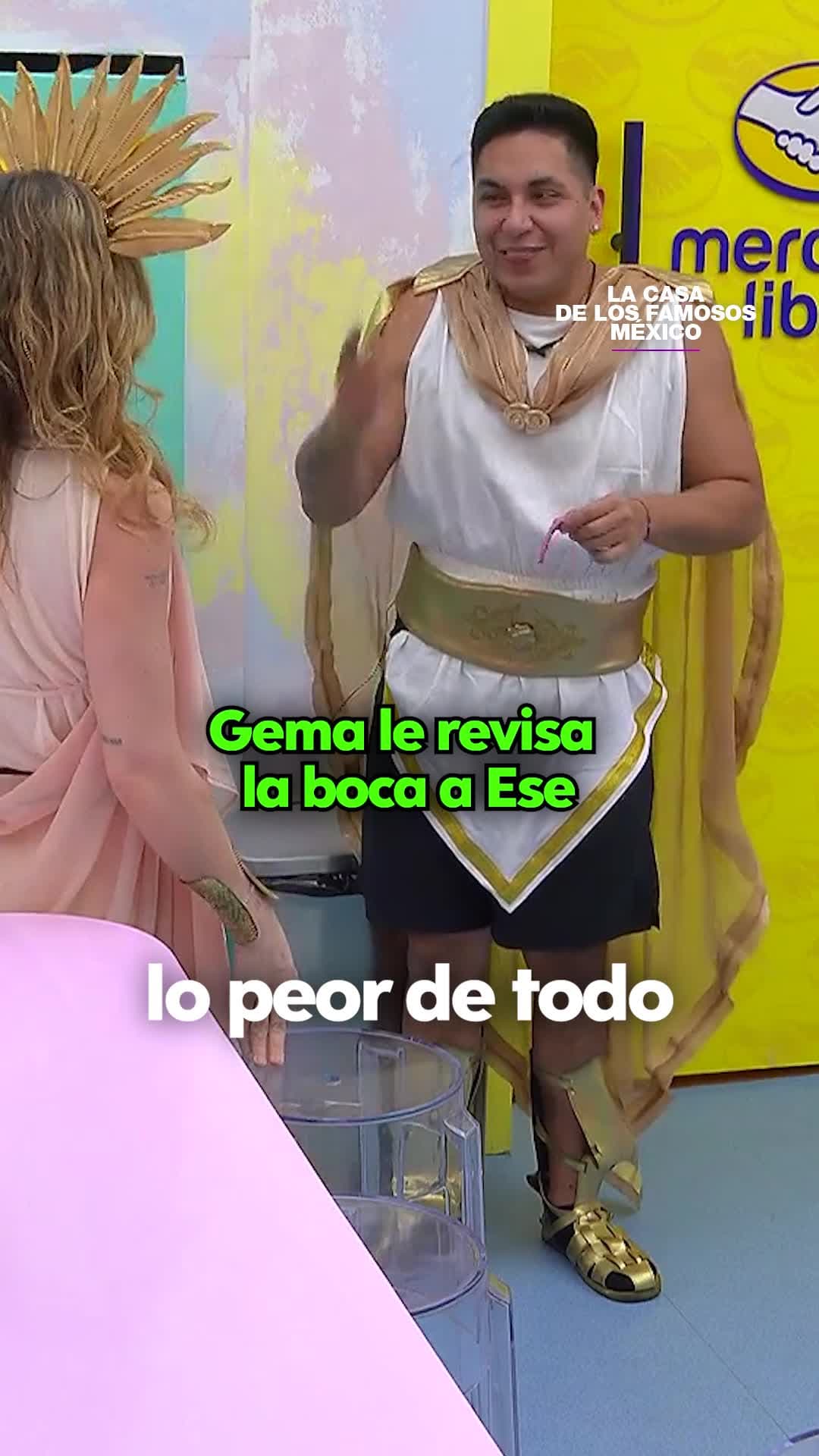 Gema le revisa la boca a Ese