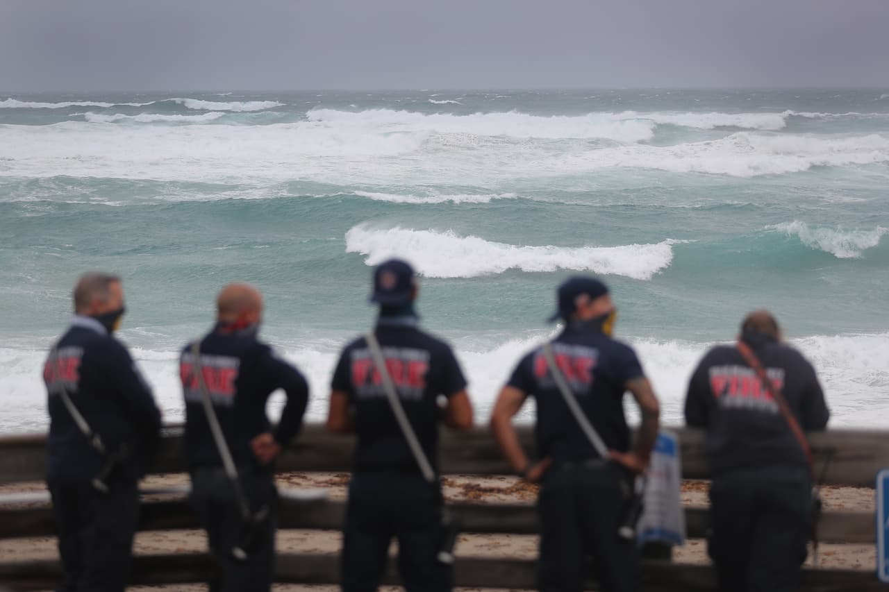 En Juno Beach, en el condado Palm Beach, el cuerpo de bomberos estaba atento para evitar que las personas estuvieran en riesgo.