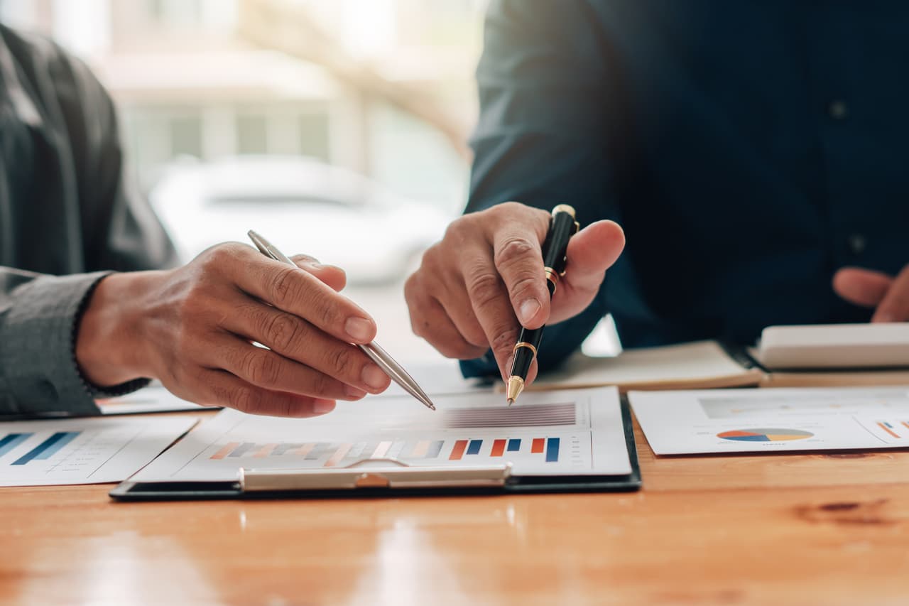 <h3 class="cms-H3-H3">10. Gerente financiero</h3>
<br>
<br>Los trabajos de gestión financiera se dedican, principalmente, al manejo de inversiones –tanto personales como empresariales–. 
<br>
<br>Se espera que un gerente de finanzas administre la cartera de inversiones de una empresa, invierta juiciosamente y con intención, creando así riqueza para la empresa o individuo. 
<br>
<br>📌 
<b>Salario promedio por año:</b> $103,064
<br>
<br>📌 
<b>Habilidades requeridas:</b> Rigor y un profundo conocimiento de las finanzas, habilidades de comunicación y presentación, facilidad para manejar números y para gestión de riesgos. 
<br>