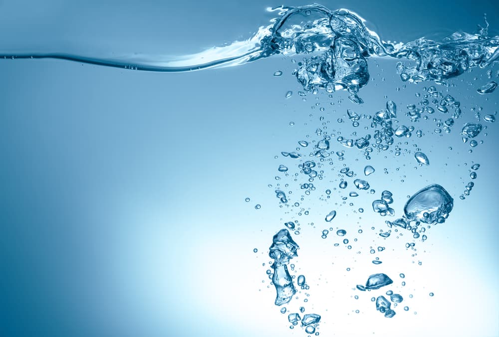 Los experimentos de Emoto consisten en exponer agua en recipientes a diferentes palabras, dibujos o música y entonces congelarla y examinar la estética de los cristales resultantes mediante fotografías microscópicas.