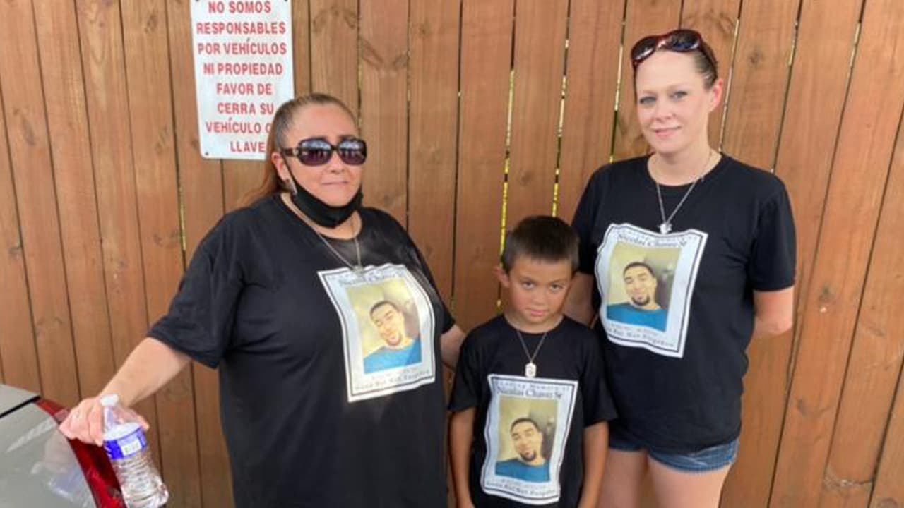 “El estaba de rodillas, no estaba armado y aun así le dispararon múltiples ocasiones. Ellos dicen que fue justificado, no veo ninguna justificación en eso”, dijo Leantha Chávez, madre de Nicolás.