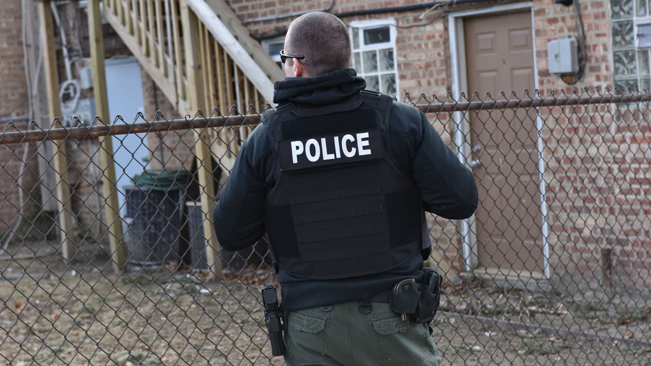 ICE capacita a los agentes locales para que puedan, entre otras cosas, detectar si una persona arrestada por un delito a nivel local y que ha sido fichada, se encuentra de forma indocumentada en el país.