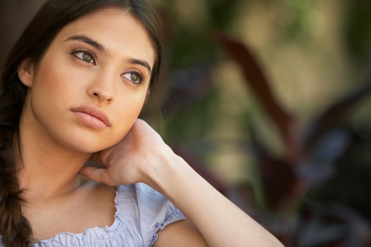 A su lado no sabes exactamente cómo actuar, cómo comportarte pues digas lo que digas o hagas lo que hagas no lograrás satisfacerle y quedará como un dejo de tristeza o vacío en su vida. Dudará de ti, de todo, de todos.