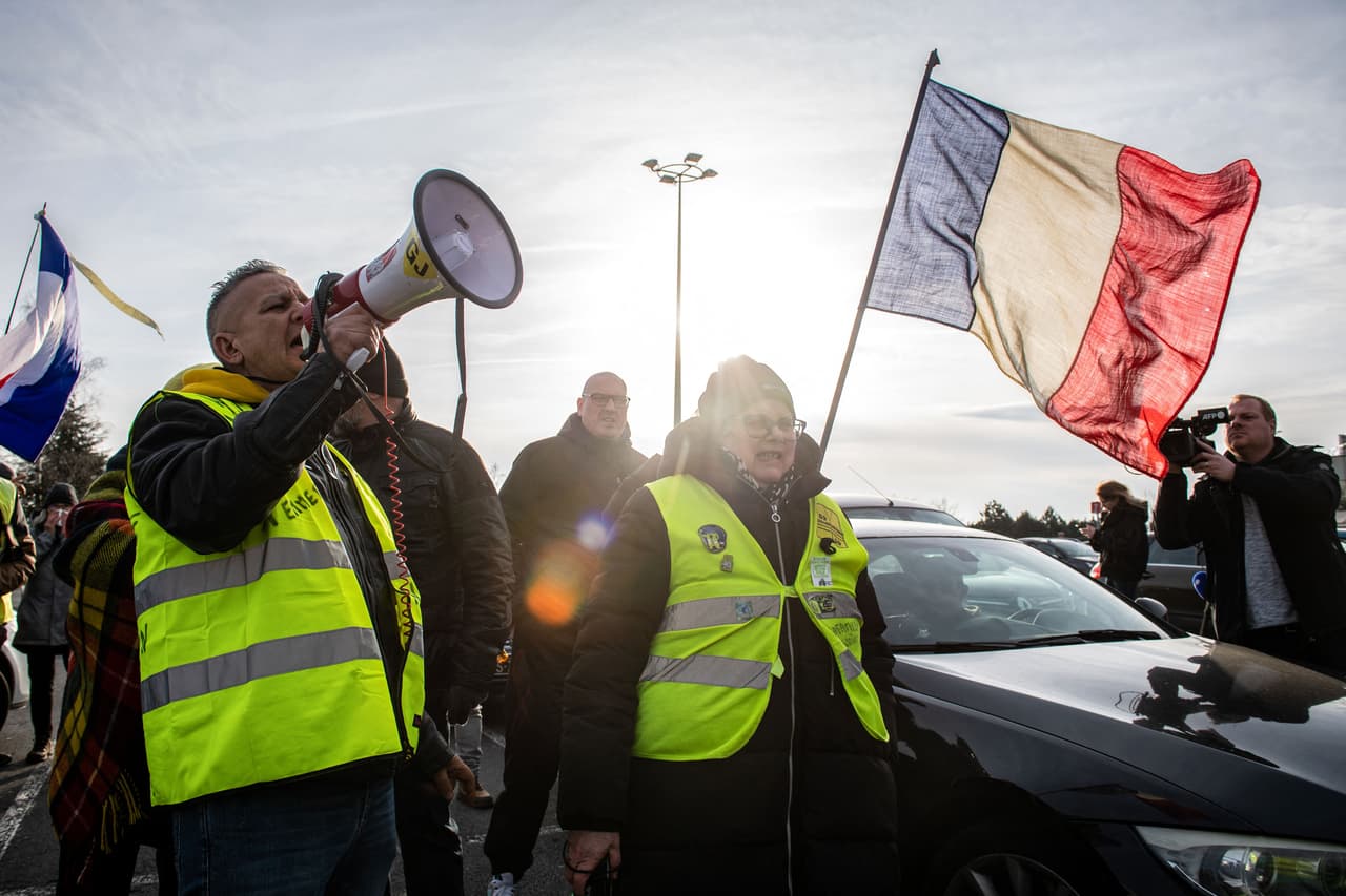A dos meses de las elecciones presidenciales, muchos partidarios de este movimiento se reivindican como parte de los 
<a href="https://www.univision.com/noticias/precio-de-la-gasolina/canones-de-agua-y-gases-lacrimogenos-en-el-centro-de-paris-miles-de-personas-se-manifiestan-contra-macron-fotos">"chalecos amarillos"</a>, la movilización popular que sacudió a Francia entre 2018 y 2019, desencadenada por la subida del precio de la gasolina y que se convirtió en una revuelta contra el presidente Emmanuel Macron.
<br>