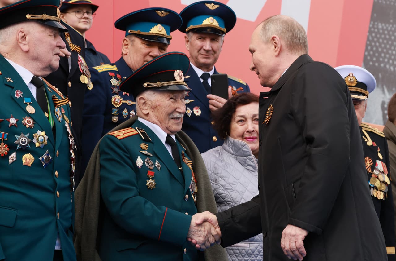 Putin saluda a veteranos. 
<b>Grupos de derechos humanos informaron un aumento en las llamadas de personas que preguntaban sobre las leyes relacionadas con la movilización y sus derechos en caso de que se les ordene unirse al ejército.</b>
<br> 
<br>
<br>