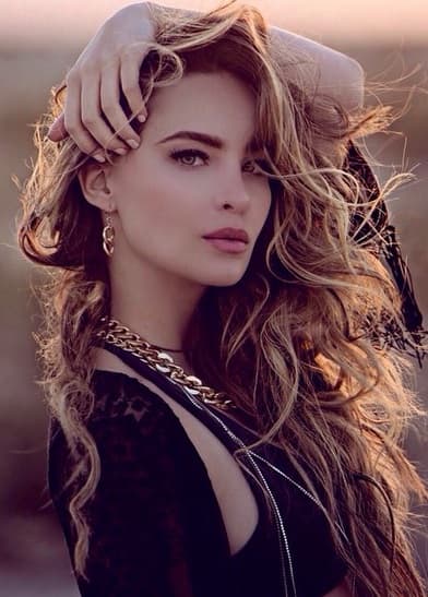 Cuando salió a la luz la noticia de su relación, surgió la polémica por la gran diferencia de edades que hay entre ellos, pues se llevan 21 años, Belinda tiene 27 y Criss 49.