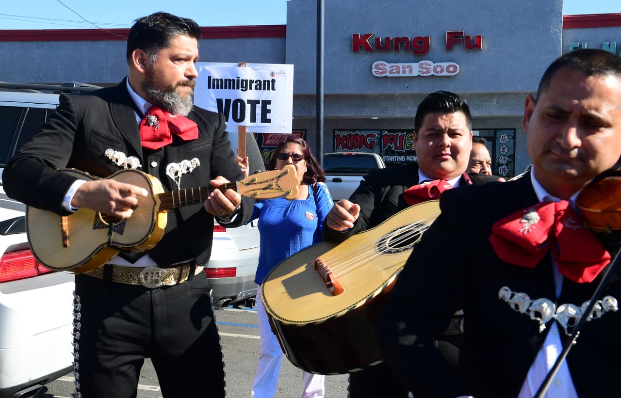 Una banda de mariachis acompaña a los votantes en un centro de votación de Whittier, California. En trece estados y un territorio no incorporado (Samoa Americana) se celebran las elecciones matemáticamente más importantes del ciclo de primarias presidenciales, donde están en juego alrededor de 1400 delegados
