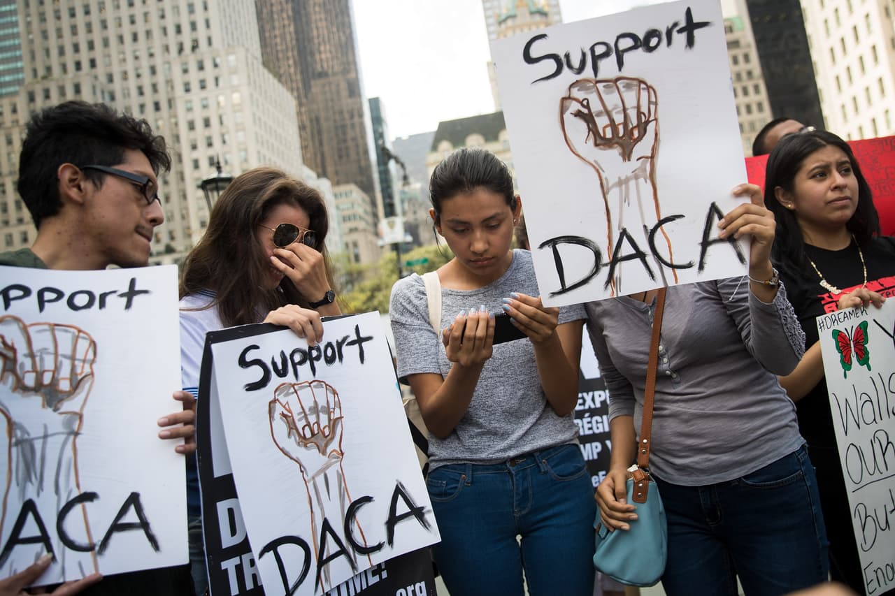 <b>Fin de Daca. </b>El 5 de septiembre el fiscal general 
<a href="https://www.univision.com/temas/jeff-sessions" target="_blank">Jeff Sessions</a> anunció el comienzo del 
<a href="https://www.univision.com/noticias/detector-de-mentiras/las-mentiras-de-jeff-sessions-para-justificar-la-eliminacion-del-daca" target="_blank">fin del programa DACA</a>, que protege de la deportación a casi 800,000 inmigrantes que llegaron a EEUU indocumentados cuando eran niños. En la foto, decenas de beneficiarios del programa DACA se reunieron para escuchar las palabras del fiscal general en las calles de Nueva York.