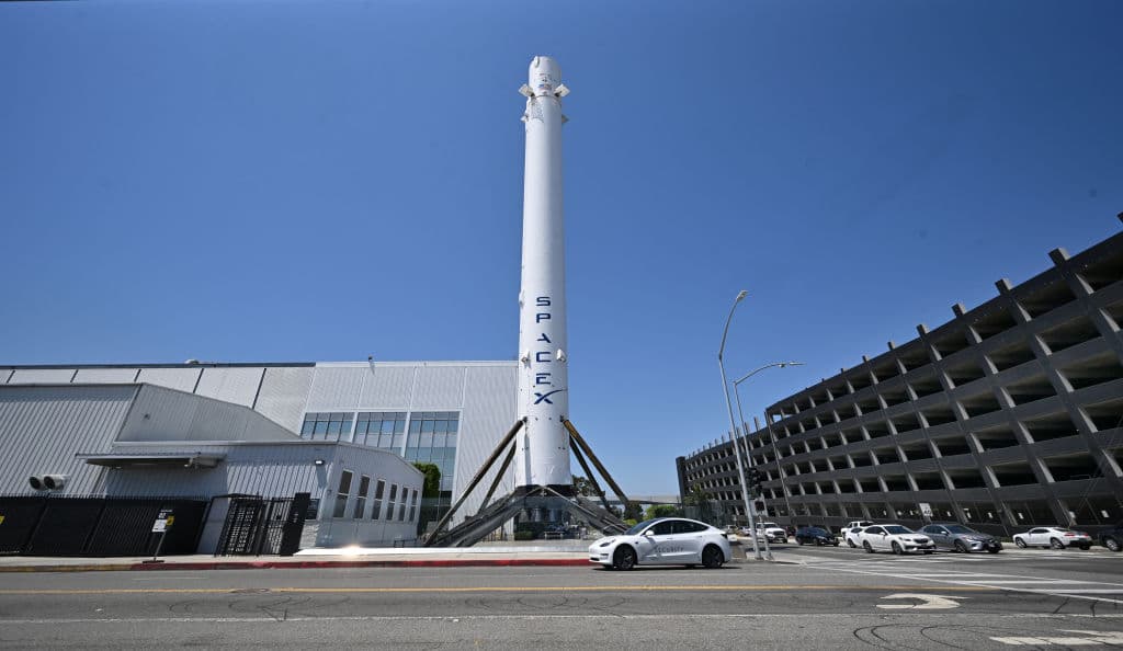 Elon Musk había advertido al gobernador de California que se iría del estado si continuaba aprobando medidas como la más reciente, que prohíbe a los distritos escolares exigir que se revele la identidad de género u orientación sexual de un estudiante, sin que este lo autorice.