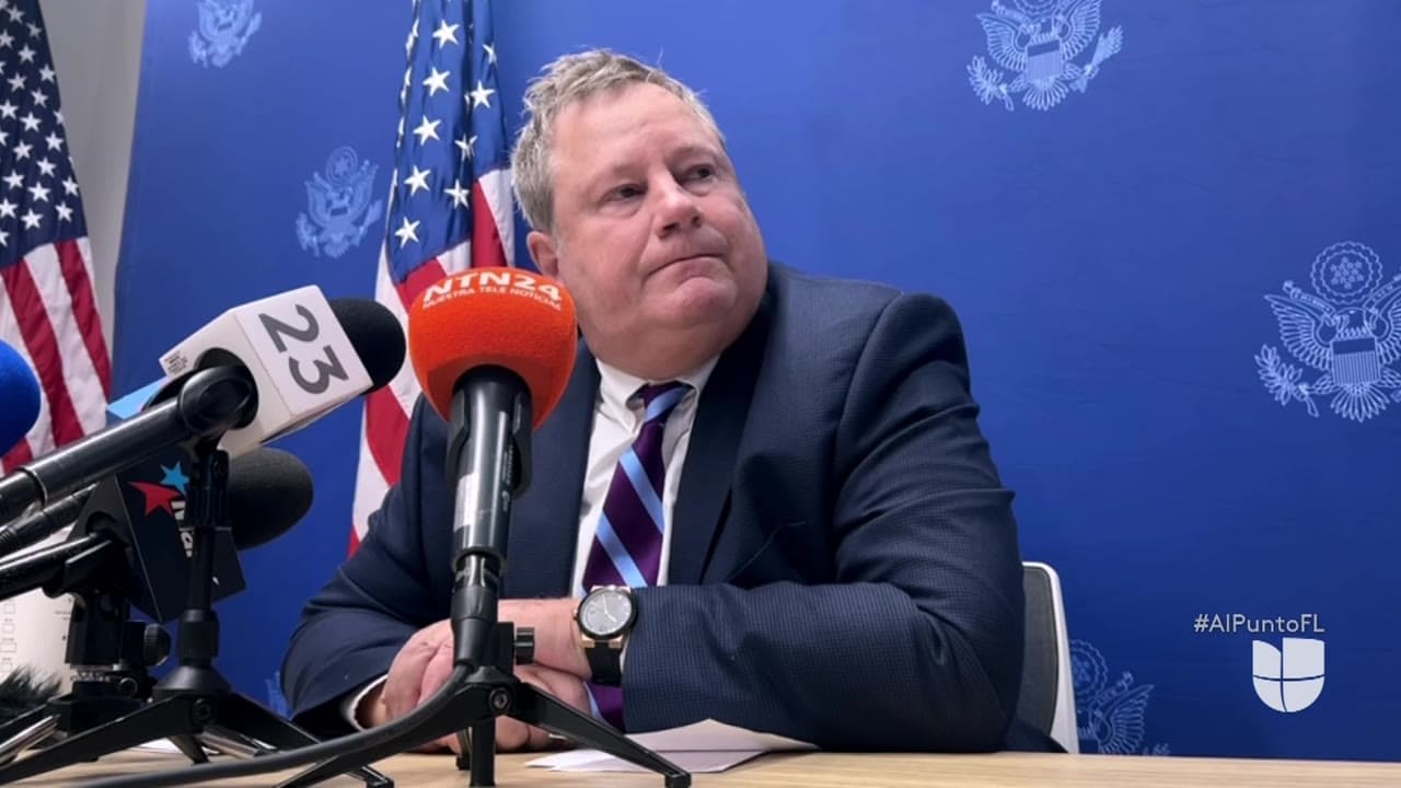Jefe de la misión diplomática de EEUU en Cuba habla con los ciudadanos
