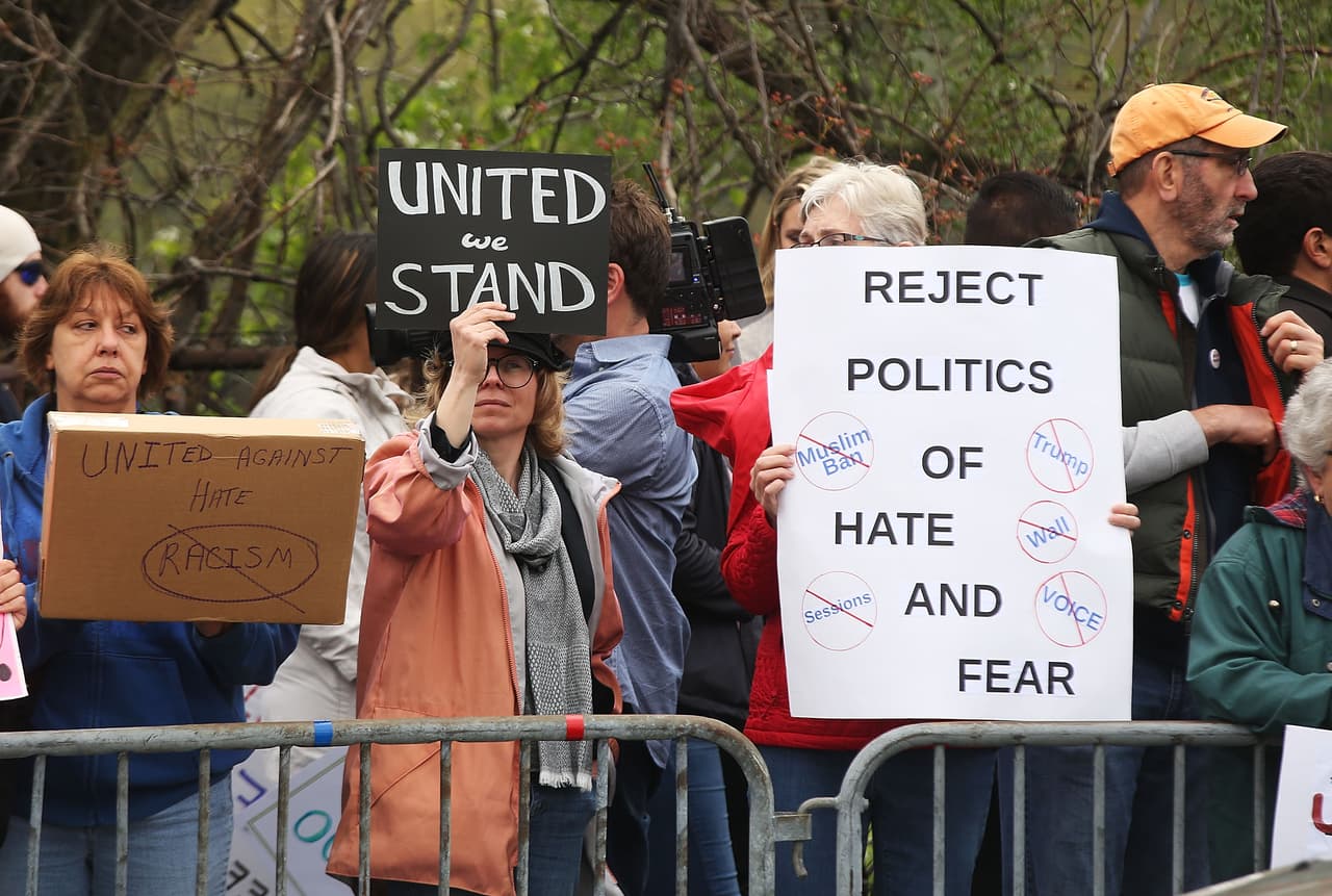 El recrudecimiento de la violencia de la pandilla hizo que el presidente Donald Trump y el fiscal general Jeff Sessions fueran a Long Island para prometer una erradicación de la Mara Salvatrucha de la zona. En la foto, una protesta de manifestantes en contra de la dura retórica antiinmigrante del mandatario y su gobierno durante la visita de Sessions en abril pasado. (Spencer Platt/Getty Images)