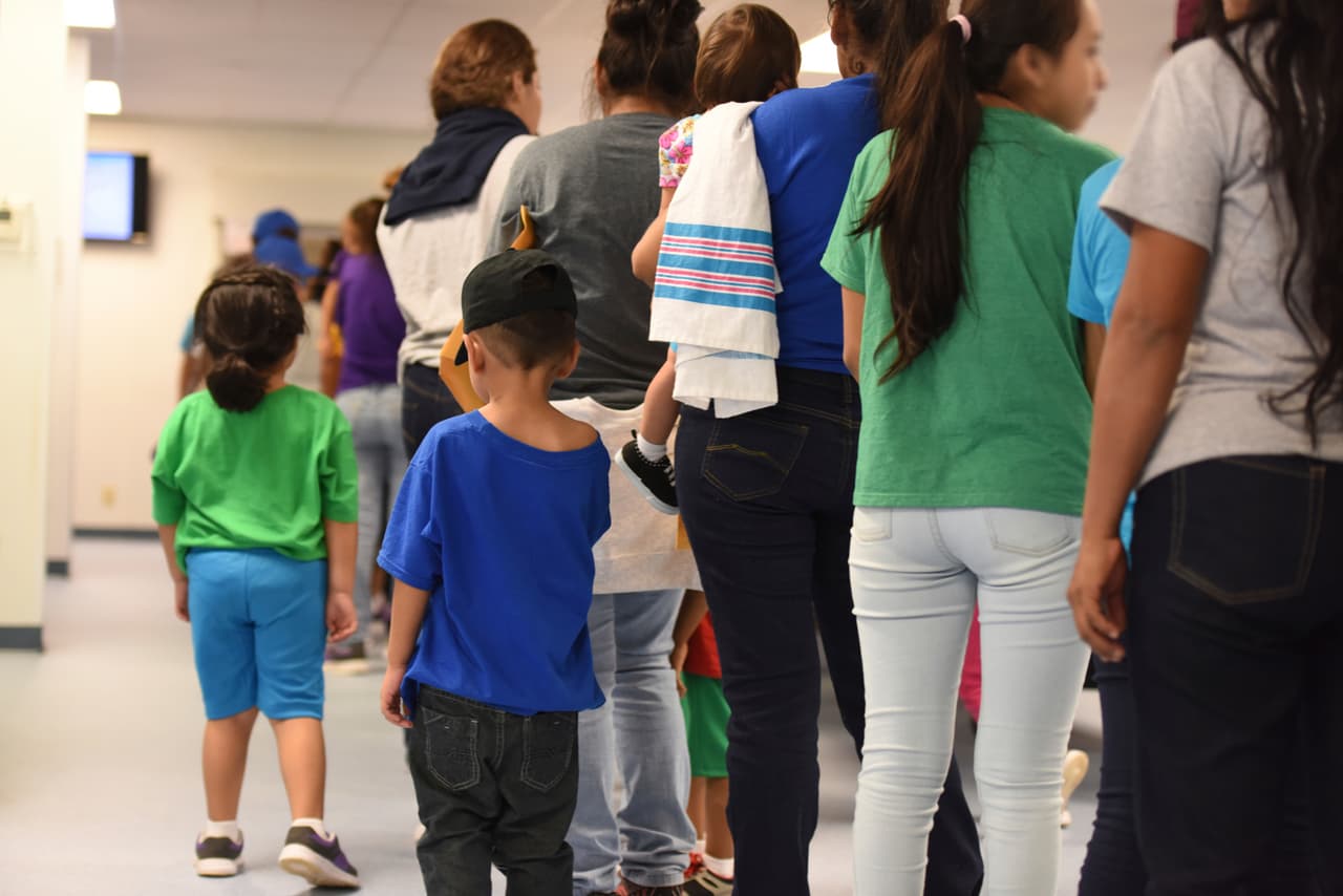El gobierno de Trump anuncia que se retira de acuerdo judicial que prohíbe la detención de menores inmigrantes