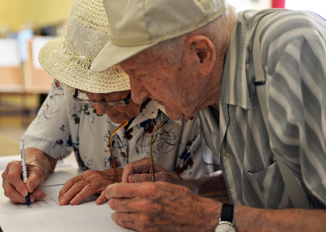 <b>Confusión con el tiempo o el lugar| </b>Si sus padres, parientes o amigos constantemente pierden la noción del tiempo u olvidan dónde están o cómo llegaron a alguna parte, esto puede ser una señal temprana de la enfermedad de Alzheimer. El diagnóstico del Alzhéimer puede ser escurridizo. Muchas personas confunden sus síntomas con los de la demencia senil.