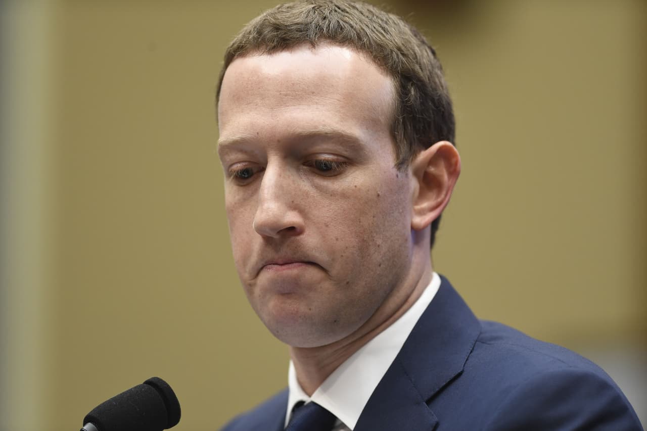 El CEO de la red social más grande del planeta aseguró que Facebook no toma información de las conversaciones orales.