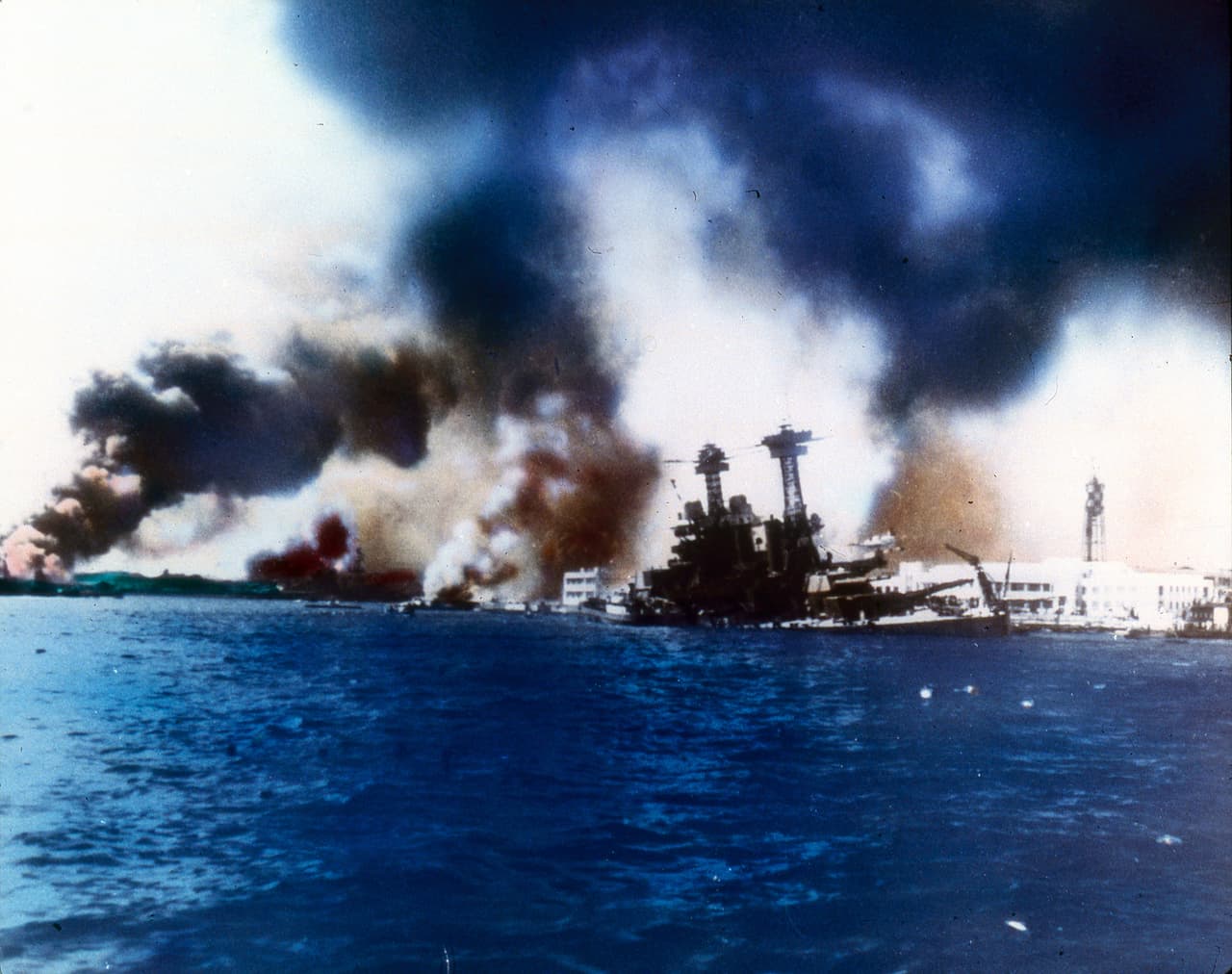 El acorazado USS California mientras se hundía cerca de la isla Ford. 
<br>
<br>Los japoneses perdieron 29 aeronaves y cinco submarinos y sufrieron 65 bajas militares entre muertos y heridos.