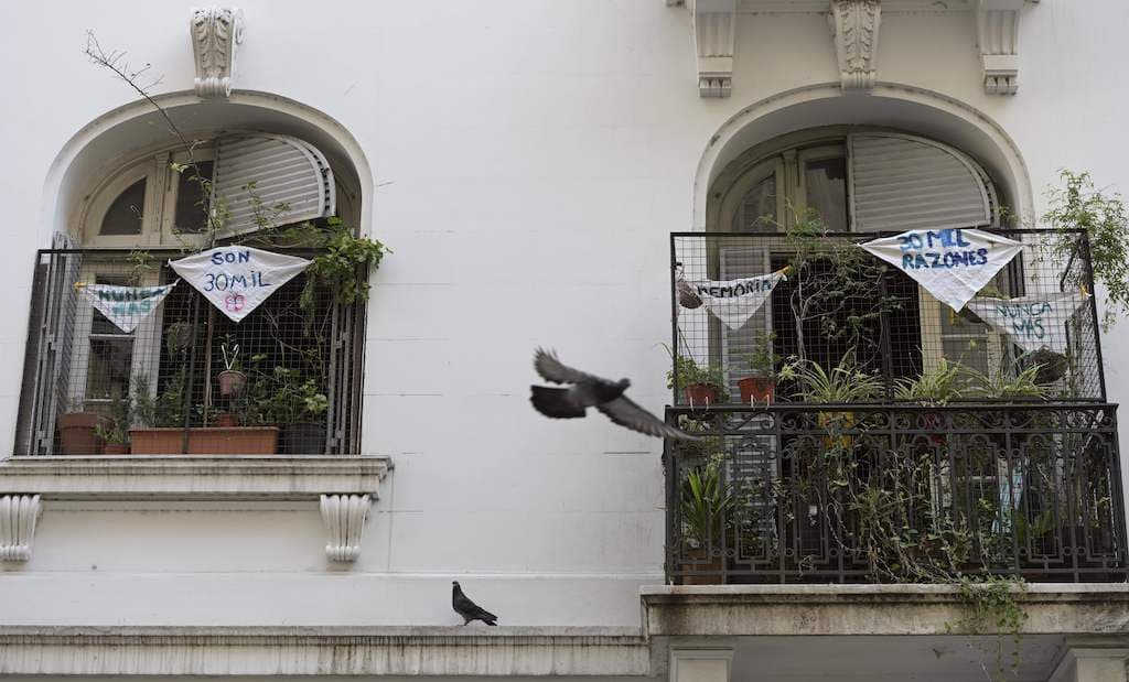 Los 24 de marzo suelen haber marchas en conmemoración a la fecha del golpe militar, pero como rige una estricta cuarentena, la gente colgó los pañuelos de las Madres de Plaza de Mayo en los balcones. 
<b>Bajo el hashtag #PañuelosConMemoria, las imágenes se replicaron sin cesar en redes sociales como conmemoración del día nacional de la Memoria.</b>
<br>
<br>