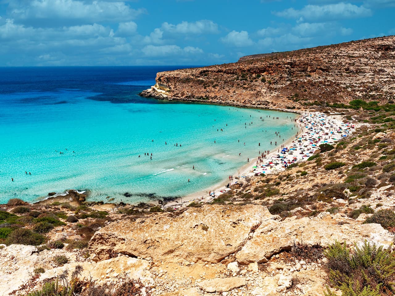 <b>Puesto 10. Playa de los Conejos (Sicilia, Italia)</b>
<br>
<br>“Es una de las maravillas del mundo, con su arena blanca, agua turquesa y una refrescante brisa marina. Luego de una caminata de 20 minutos para llegar sentirá que no está en la Tierra”, reseño un visitante sobre este paraíso en el Mediterráneo.
<br>