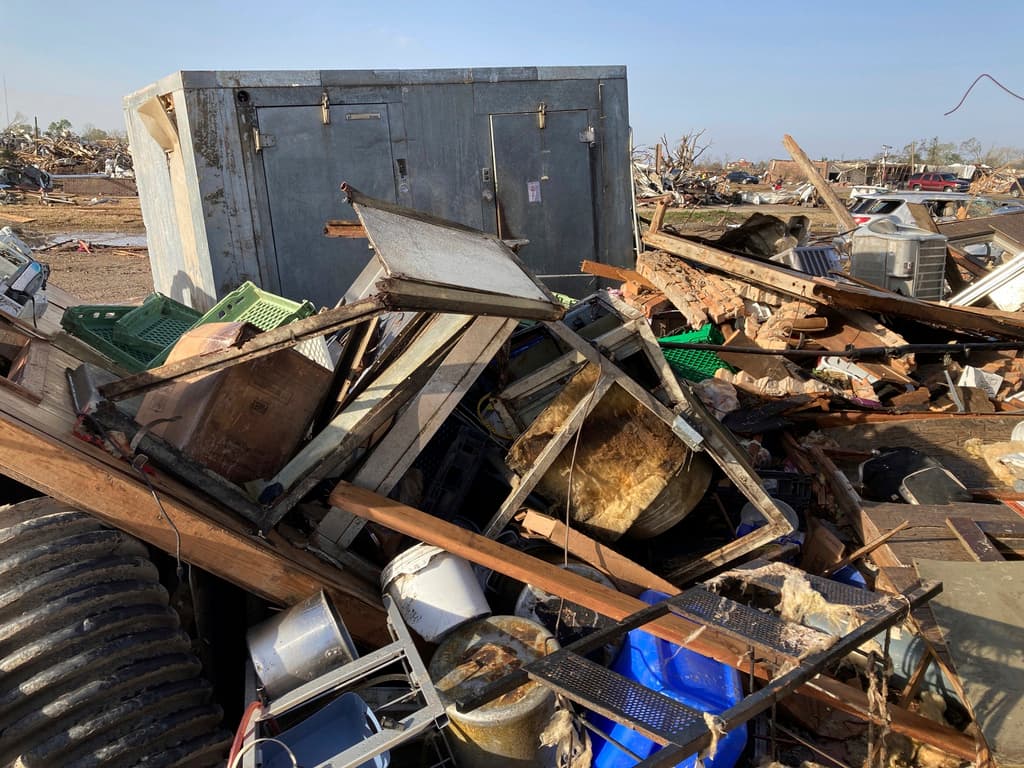 “Es una devastación casi total”, dijo Royce Steed, gerente de emergencias en el condado de Humphreys, donde se encuentra Silver City, después de que los equipos terminaron de buscar en edificios y cambiaron a evaluaciones de daños. “Este pequeño pueblo está prácticamente borrado del mapa”.