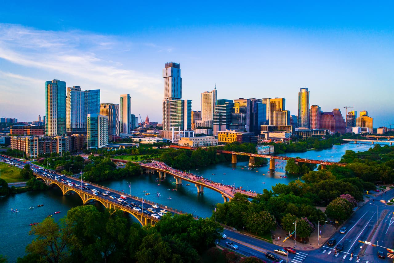 <h3 class="cms-H3-H3">2. Austin, Texas</h3>
<br>
<br>🏠 
<b>Porcentaje por encima de su valor esperado: </b>67.7%
<br>
<br>🏠 
<b>Valor promedio de una casa: </b>$594,441
<br>
<br>🏠 
<b>Valor esperado de una casa: </b>$354,474
<br>