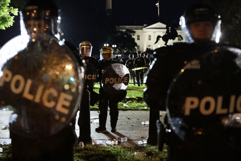 En Washington, la Guardia Nacional se desplegó ante la Casa Blanca, donde una multitud coreaba lemas y desafiaba a los agentes de seguridad. Equipados con ropas de camuflaje y escudos, los guardias formaron una apretada línea a unos pocos metros de la gente, impidiendo que avanzaran.