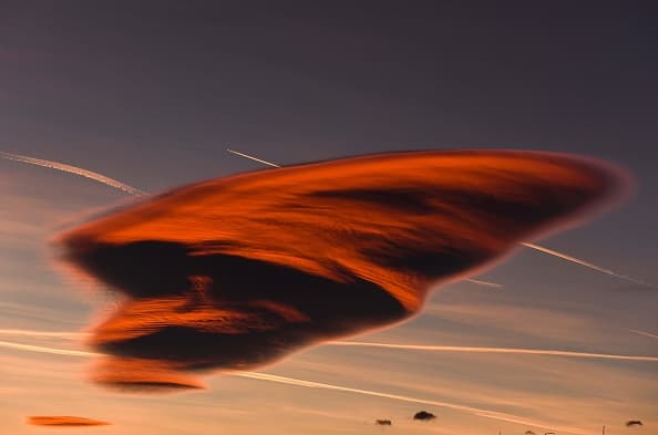 Ante la duda, buscamos a un experto. David González, meteorólogo de Univision34 Los Ángeles, nos explicó que se trataba de un tipo de nubes que regularmente son confundidas con platillos voladores.
