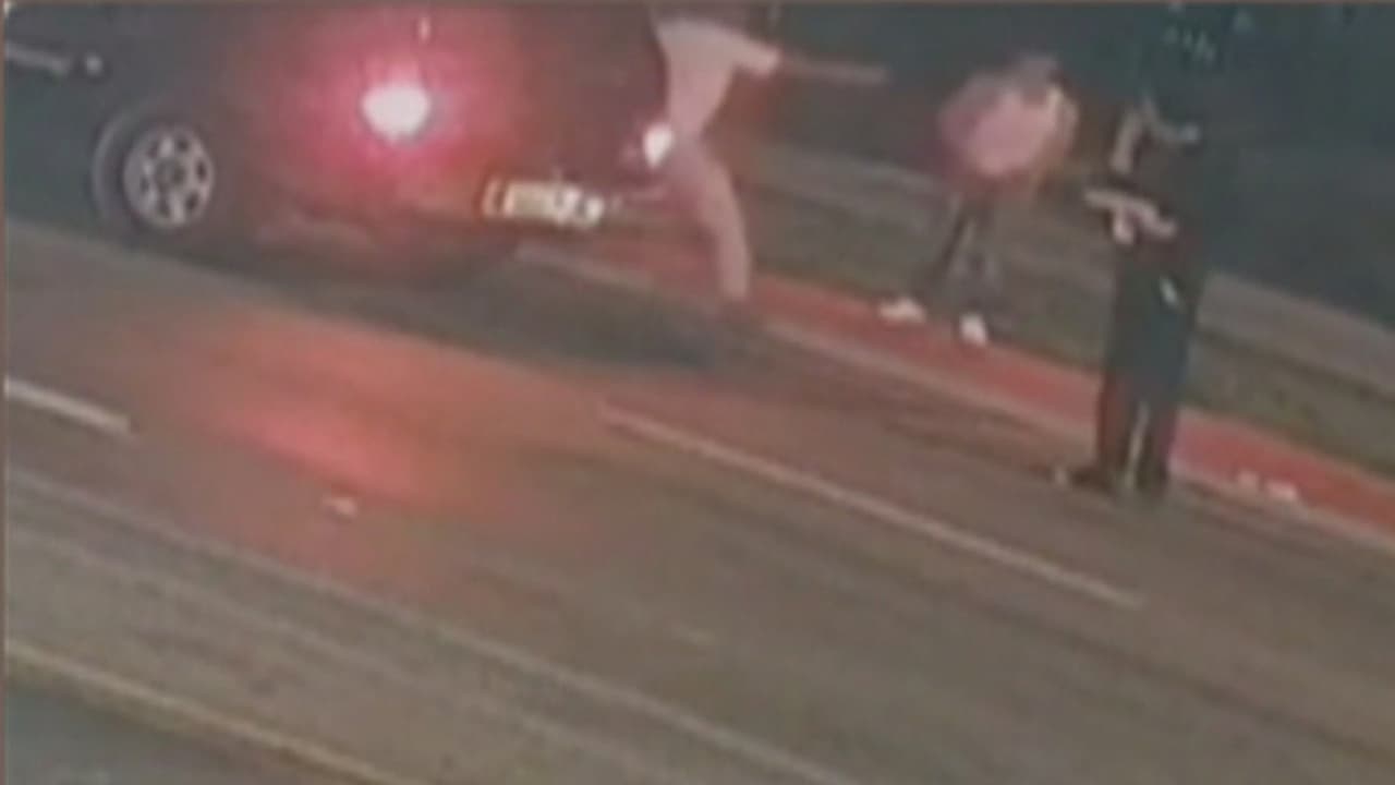 El hecho ocurrió cuando un vehículo de color oscuro paró cuando Márquez se encontraba en la acera. Una persona se bajó y le disparó dejándolo tendido en el suelo. La policía dijo que 
<b>investiga los hechos</b> y están tras la pista de cuatro sospechosos afroamericanos, pero aún no hay detalles.