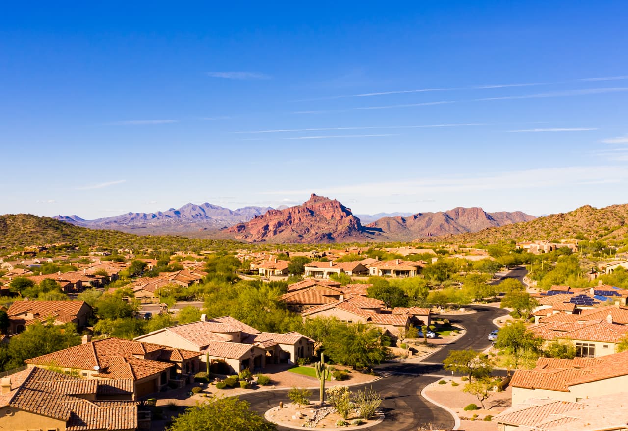 <b>Puesto 8. Mesa, Arizona</b>.
<br>
<br>Valor promedio de la vivienda en febrero de 2020: 280,221 dólares.
<br>
<br>Valor promedio de la vivienda en enero de 2021: 327,525 dólares. 
<br>
<br>Cambio bruto durante la pandemia: + 47,304 dólares.
<br>
<br>Porcentaje de cambio: 16.88%.
<br>