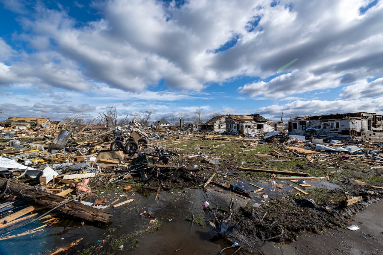 Al menos 18 muertos por el paso de un monstruoso sistema de tormentas y tornados por varios estados
